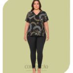 Blusa Plus Size Estampada com Detalhes Florais e Correntes Douradas