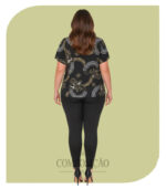 Blusa Plus Size Estampada com Detalhes Florais e Correntes Douradas - Imagem 2